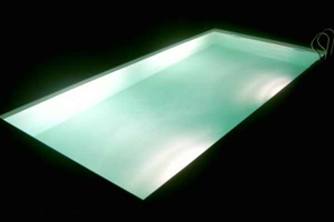 Pool mit montiertem Unterwasserscheinwerfer
