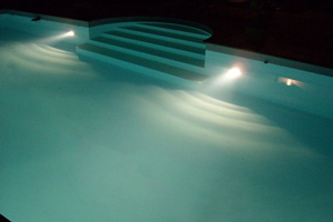 Stimmungsvolle Poolbeleuchtung bei Nacht